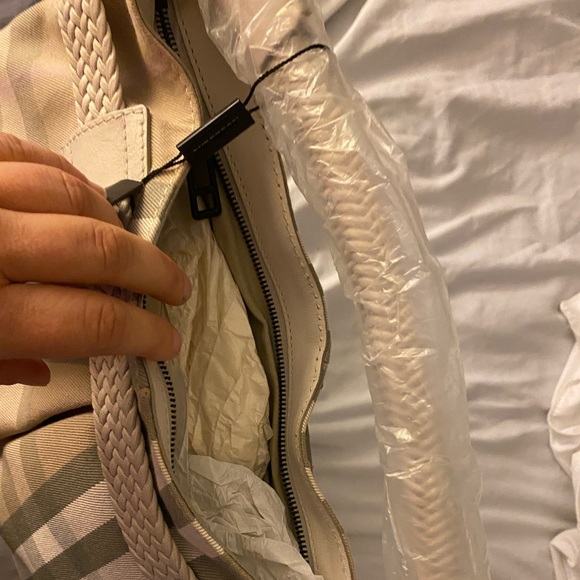 Burberry bag brand new no flaws - Picture 2 of 6